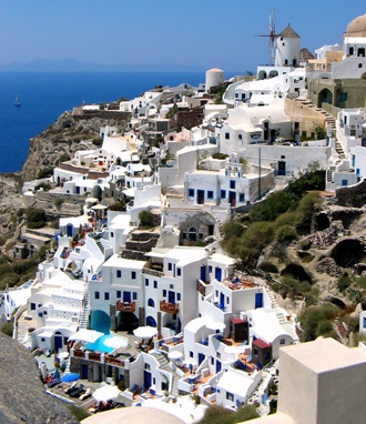 Santorini szigetén, ezért a sziget Santorini, mint egy torta tejszínnel