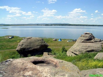 Lacul Allaki, corturi de piatră, un site dedicat turismului și călătoriilor