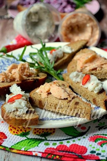 A paszta sertészsír fokhagymával és gyógynövények egy turmixgép recept egy fotó