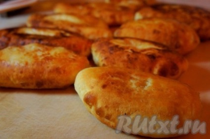 Piesele prăjite cu cartofi (aluat fără drojdie) - rețetă cu o fotografie