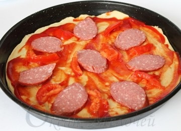Pizza cu mozzarella și salam pe bază de 