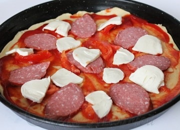 Pizza cu mozzarella și salam pe bază de 