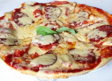 Pizza cu mozzarella și salam pe bază de 