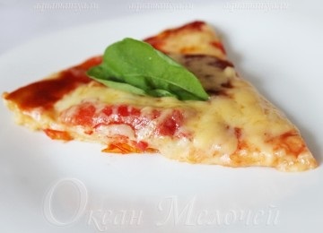 Pizza cu mozzarella și salam pe bază de 