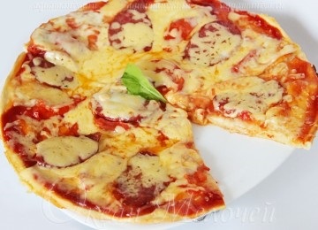 Pizza cu mozzarella și salam pe bază de 
