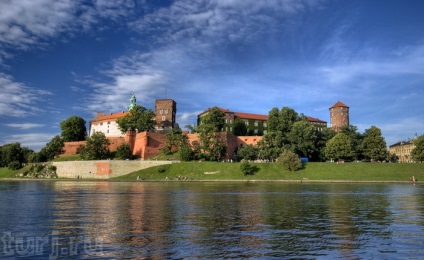 Lengyelország, Krakkó, Wawel Castle királyi rezidencia, a katedrális és a sárkány, okádó lángok