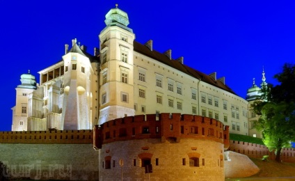 Lengyelország, Krakkó, Wawel Castle királyi rezidencia, a katedrális és a sárkány, okádó lángok