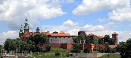 Lengyelország, Krakkó, Wawel Castle királyi rezidencia, a katedrális és a sárkány, okádó lángok