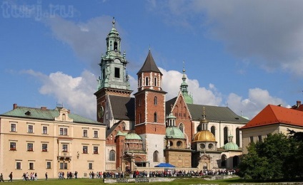 Lengyelország, Krakkó, Wawel Castle királyi rezidencia, a katedrális és a sárkány, okádó lángok