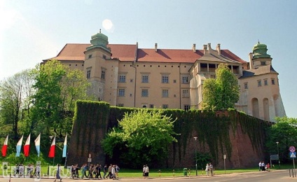 Lengyelország, Krakkó, Wawel Castle királyi rezidencia, a katedrális és a sárkány, okádó lángok