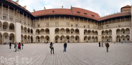 Lengyelország, Krakkó, Wawel Castle királyi rezidencia, a katedrális és a sárkány, okádó lángok