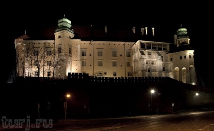 Lengyelország, Krakkó, Wawel Castle királyi rezidencia, a katedrális és a sárkány, okádó lángok