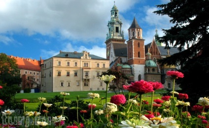 Lengyelország, Krakkó, Wawel Castle királyi rezidencia, a katedrális és a sárkány, okádó lángok