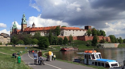 Lengyelország, Krakkó, Wawel Castle királyi rezidencia, a katedrális és a sárkány, okádó lángok