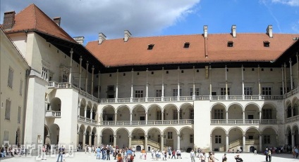 Lengyelország, Krakkó, Wawel Castle királyi rezidencia, a katedrális és a sárkány, okádó lángok