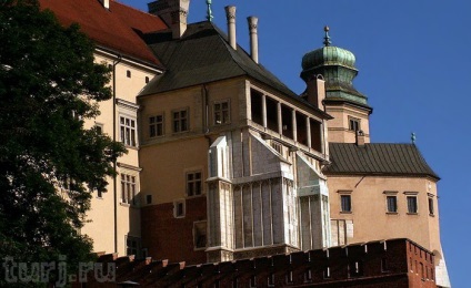 Lengyelország, Krakkó, Wawel Castle királyi rezidencia, a katedrális és a sárkány, okádó lángok