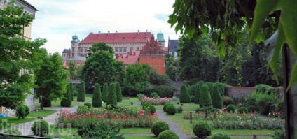 Lengyelország, Krakkó, Wawel Castle királyi rezidencia, a katedrális és a sárkány, okádó lángok