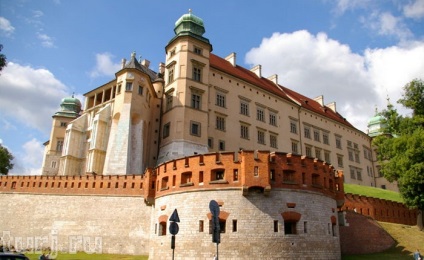 Lengyelország, Krakkó, Wawel Castle királyi rezidencia, a katedrális és a sárkány, okádó lángok