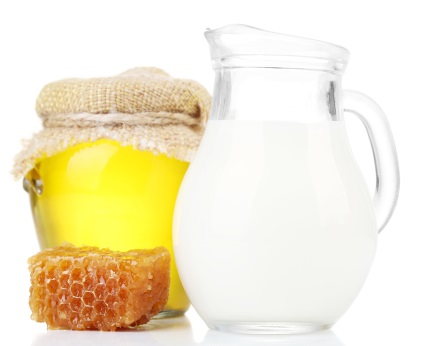 Rețete cu lapte cald pentru tratamentul durerilor de gât la domiciliu