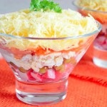 Salată cu bastoane de crab și piper dulce 