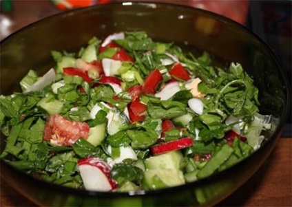 Salată cu sorrel dintr-o serie de salate de vitamine