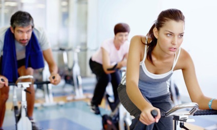 Cicle la clubul de fitness și bicicleta - lucrul la mușchi și cardio