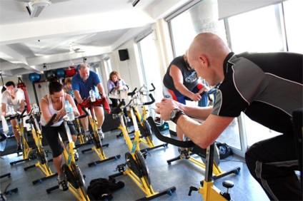Cicle la clubul de fitness și bicicleta - lucrul la mușchi și cardio