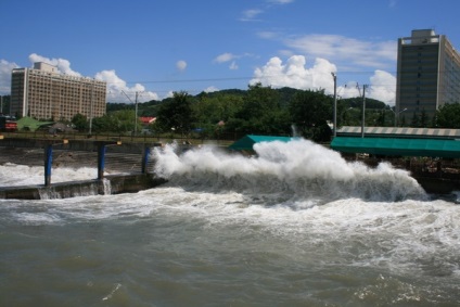 Буря на Черно море е красива и не можете да плувате