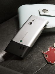 Sony ericsson elm și eco-telefoane albe cu camera de 5 megapixeli