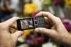 Sony ericsson elm și eco-telefoane albe cu camera de 5 megapixeli