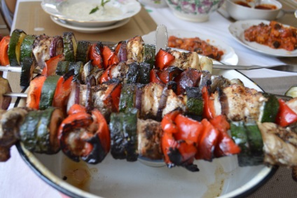 Meniu turcesc - jadzhik, shish kebab din carne de pui și vinete în turcă, sergey kalugin