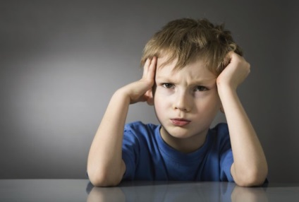 Copilul are o durere de cap și îl face să se simtă rău că poate fi și ce să facă, motivele de amețeală și greață,
