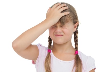 Copilul are o durere de cap și îl face să se simtă rău că poate fi și ce să facă, motivele de amețeală și greață,