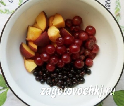 Lekvár válogatott gyümölcsök és bogyók a téli, a recept egy fotót