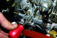 VAZ 21213, scoaterea carburatorului din motor, câmp