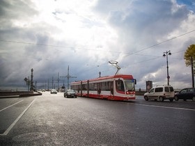 În orașul de pe malul unui tramvai în mișcare acoperișul a luat foc