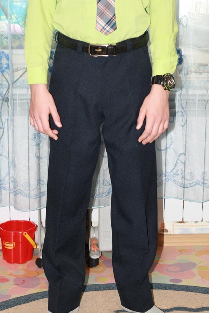 Model de pantaloni clasic cu săgeți pentru băiat, casetă