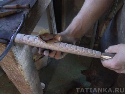Tăiați mânerul din lemn al sabiei