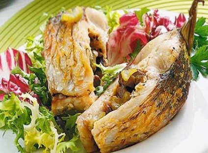 Delicios pește umplute în Azeri, coapte în cuptor