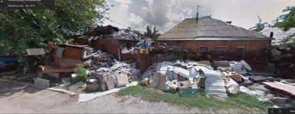 În Rostov, locuitorii unei case particulare și-au transformat curtea într-o groapă imensă