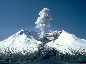Vulcanul Klyuchevsky de pe Kamchatka emite continuu cenușă, înălțimea stâlpului a ajuns la 8 km