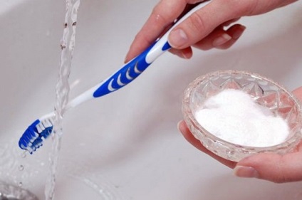 Amintiți-vă cum să eliminați tartrul și să vă albiți dinții în 4 minute acasă