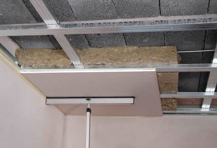 Izolarea fonică a tavanului în apartament cu propriile mâini, materiale sub tavanul suspendat