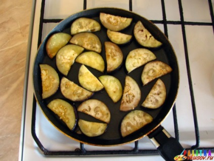 Padlizsán paradicsommal és sajttal egy bankot (fotó-recept)
