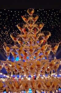 Ce este o piramidă sau o diapoziție din pahare de șampanie în care poate fi folosită, dans rotund