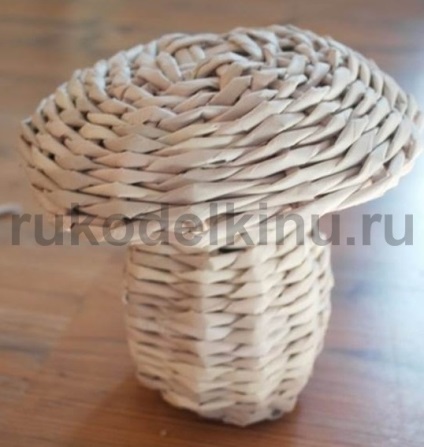 Ciuperci decorative din tuburi de ziare