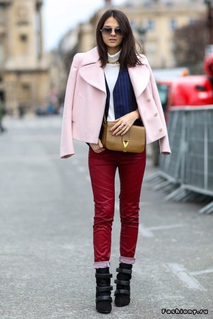 Fata într-o haină roz