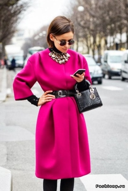 Fata într-o haină roz