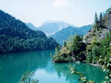 Lacul albastru din Abhazia