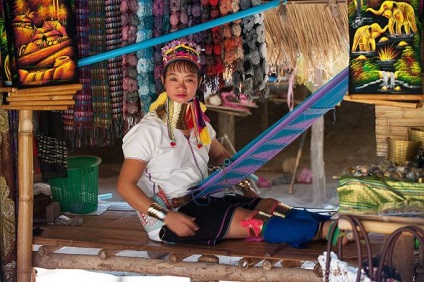Triburi de munte din tribul din Thailanda din Karen și un sat de femei cu gât lung